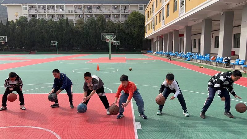 根据相关政策，考生在异地报考时，需满足以下条件：