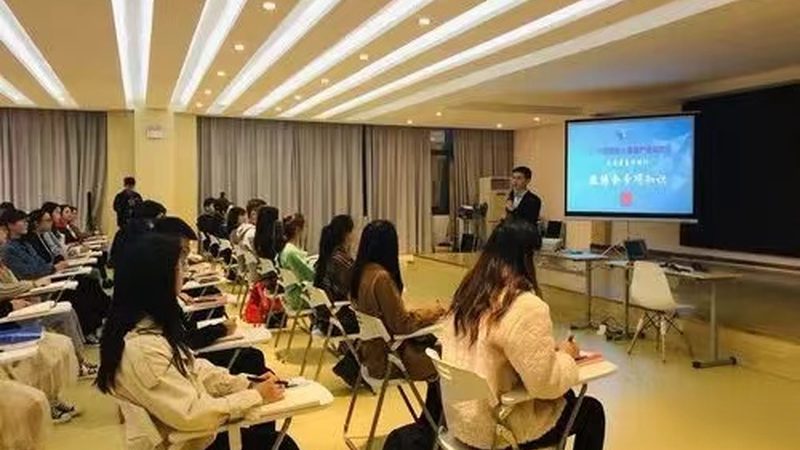 小标题：瑜伽教练培训，行业背景解读